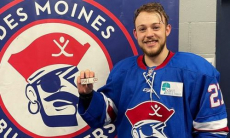 Покинувший «Барыс» казахстанский нападающий забросил дебютную шайбу в США. Видео