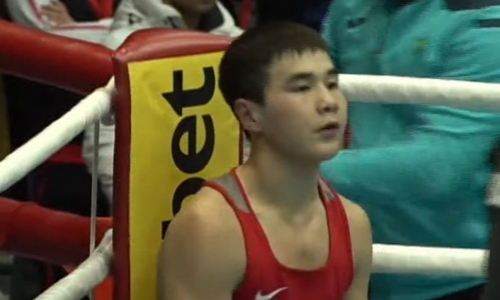 Казахстанский боксер проиграл узбекистанскому на международном турнире