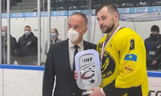 Видео награждения хоккеистов «Сарыарки» серебряными медалями Континентального Кубка