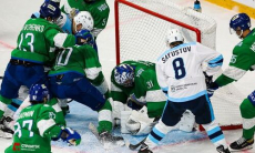 Соперники «Барыса» устроили в Кубке Гагарина голевую перестрелку с вызовом медиков и удалением до конца матча. Видео