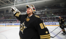 Защитник сборной Казахстана примерил вратарскую форму 