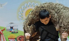 Миллион тенге выиграл силач на турнире в Караганде