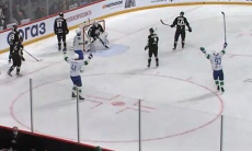 Такое засчитывают? Соперники «Барыса» организовали самый курьезный гол плей-офф КХЛ. Видео