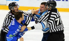 «Самая запоминающаяся драка». Российский хоккеист гордится боем с казахстанцем из «Барыса». Видео