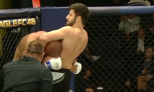 Российский боец MMA «задушил» американца на турнире лиги Хабиба. Видео