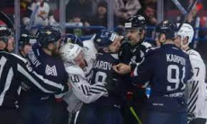 Соперники «Барыса» устроили мощную драку в плей-офф КХЛ. Видео