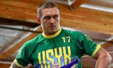 «Не грози украинскому народу!». В сети появилось угрожающее фото Усика