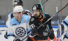 Уступивший «Барысу» в борьбе за плей-офф клуб КХЛ продлил контракт с нападающим