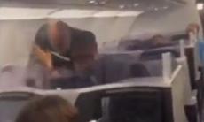 Видео избиения пассажира самолета Майком Тайсоном