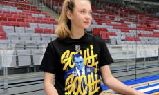 Клуб КХЛ выпустил футболки с изображением экс-наставника «Барыса». Фото