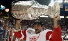 «Не смог самостоятельно покинуть площадку». В России вспомнили жесткое избиение обладателя Кубка Стэнли из Казахстана. Видео