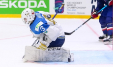 Наставник французов назвал «дыркой» вратаря сборной Казахстана