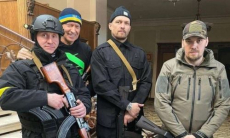 «Зачем ты с автоматом фоткался?». Российский боец набросился на Александра Усика. Видео