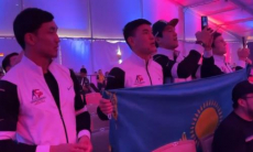 Казахстанские боксеры поддержали Жанибека Алимханулы в бою за титул чемпиона мира. Видео