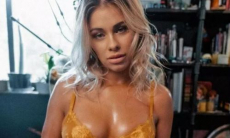 Сочная красотка MMA в леопардовом бикини показала, что не зря тренировала свои ягодицы. Фото