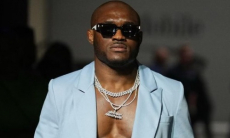 Чемпион дивизиона Рахмонова появился в модном образе на турнире UFC. Фото