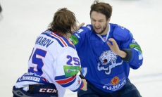 Глубокий нокаут. «Барыс» показал бойцовские навыки своего новичка. Видео