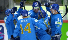 Игроки сборной Казахстана показали фото с Кубком Гагарина