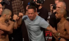 Уроженец Дагестана сцепился с бойцом UFC и показал ему средний палец на дуэли взглядов. Видео