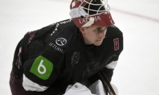 Сопернику «Барыса» по конференции заблокировали трансфер известного в КХЛ вратаря. Есть причина