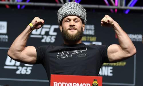 Уроженец Казахстана прошел взвешивание перед боем с экс-чемпионом UFC. Видео