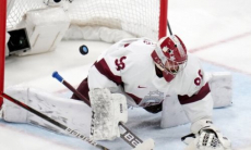 Известный в КХЛ вратарь вопреки запрету пополнил состав соперника «Барыса» по конференции