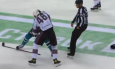 Соперники «Барыса» по КХЛ устроили массовую драку на старте матча. Видео