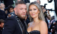«Отрезвеет, удалит». Конор Макгрегор засветил лишнее, показывая новое тату жены в интимном месте. Видео