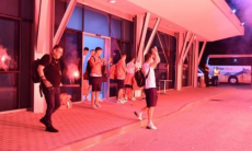 Фанаты «Зриньски» огненно встретили команду в аэропорту после прохода «Тобола». Фото