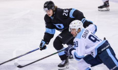 Первый соперник «Барыса» в сезоне КХЛ отдал двух форвардов в другой клуб