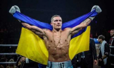 Усика сняли на фоне российского флага перед реваншем с Джошуа. Фотофакт