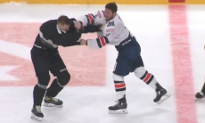 Соперники «Барыса» устроили жесткую драку на турнире в России. Видео