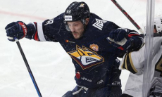 Игрок сборной Казахстана забросил первую шайбу сезона КХЛ. Видео