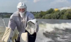 Экс-голкипер казахстанского клуба прокатился на доске для серфинга в экипировке. Видео