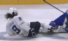 Звездного хоккеиста «Барыса» «убили» в прямом эфире. Видео