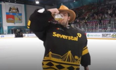 «Пил пиво залпом и играл на льду в футбол». Подписание «Барысом» вратаря-шоумена оценил российский эксперт