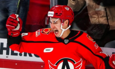 «Ай да укусил». Форвард сборной Казахстана разрывает КХЛ. Видео