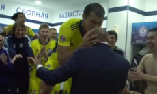 Появилось видео из раздевалки сборной Казахстана после победы над Беларусью с поцелуем Алипа