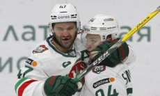 «Ты чего, молодого нашёл так разговаривать?». Арбитр приструнил звездного одноклубника казахстанца в КХЛ. Видео