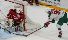 Форвард «Ак Барса» забил гол, обыграв всю пятерку и вратаря «Барыса». Видео