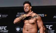 Нокаутом закончился дебют в боксе экс-тяжеловеса UFC. Видео