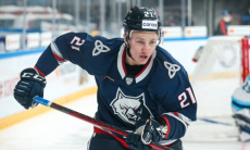 Соперник «Барыса» по конференции КХЛ расторг контракт с нападающим