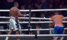 Кубинский супертяж уронил соперника на канаты в бою за титул WBC. Видео нокаута