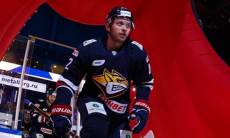 Клуб КХЛ перед матчем с «Барысом» подписал защитника «Металлурга»