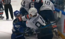 «Барыс» устроил драку после позорного поражения в домашнем матче КХЛ. Видео