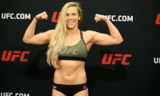 Раздевшаяся догола американка проиграла в UFC
