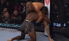 Драмой и нокаутом закончился бой за титул чемпиона UFC