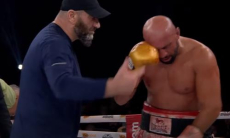 Супертяжа с 42 победами нокаутом удосрочили в кровавом бою за титул WBC. Видео