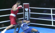 Видео полного боя с тремя нокдаунами олимпийского чемпиона из Казахстана за медаль ЧА-2022 по боксу