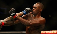 Бой Исраэля Адесаньи за титул чемпиона UFC обернулся сенсационным нокаутом. Видео